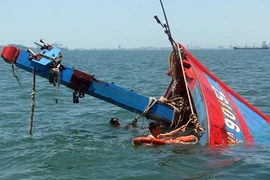 Tàu cá chở 34 ngư dân bị đâm chìm trên biển Hoàng Sa