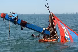 Tàu cá chở 34 ngư dân bị đâm chìm trên biển Hoàng Sa