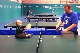 Kinh ngạc trước khả năng ngồi đánh bóng bàn của em bé