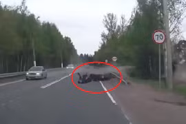 Lái xe mô tô phân khối lớn vượt ẩu và cái kết đắng