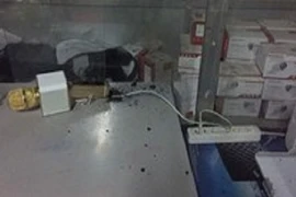 Khiếp đảm micro không dây bốc cháy dữ dội trong lúc sạc pin