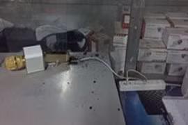 Khiếp đảm micro không dây bốc cháy dữ dội trong lúc sạc pin