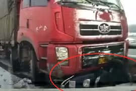 Thoát chết kỳ diệu khi bị mắc kẹt vào gầm xe tải