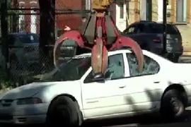 Ngáng đường xe rác, ô tô bị nghiền nát thành sắt vụn