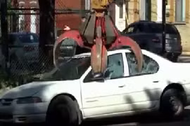 Ngáng đường xe rác, ô tô bị nghiền nát thành sắt vụn