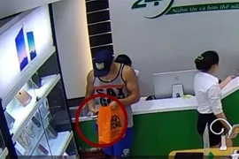 Lật tẩy thủ đoạn tráo iPhone 6 Plus siêu nhanh của "hotboy" Tây