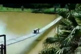 Màn đi qua cầu gian nan nhất từng thấy