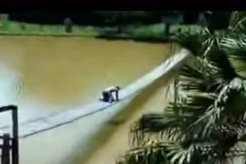 Màn đi qua cầu gian nan nhất từng thấy