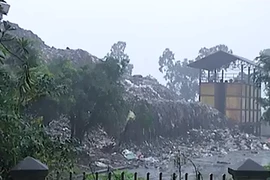 Video: “Soi” bãi rác khổng lồ làm khổ dân Hà Nội