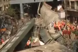 Kinh hoàng cầu sập đè chết ít nhất 14 người, hàng trăm người mắc kẹt