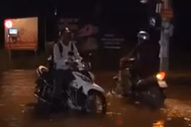 Video: “Ăn hôi” triều cường, lái xe ba gác “hốt bạc“