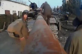 Binh sĩ dùng nòng pháo xe tăng làm gậy chụp ảnh