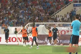 Mải ghi bàn, cầu thủ Manchester City xô đổ cả cầu môn