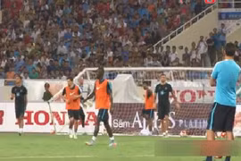 Mải ghi bàn, cầu thủ Manchester City xô đổ cả cầu môn