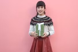 Gái trẻ làm clip cầu hôn bạn trai dịp Valentine gây choáng