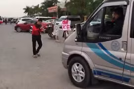 Bức xúc mức giá “trên trời” của vé gửi xe hội Lim