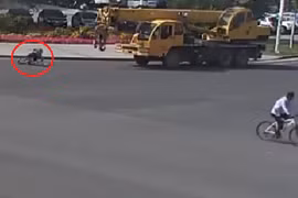 Thót tim cảnh cần cẩu húc văng người đi xe đạp