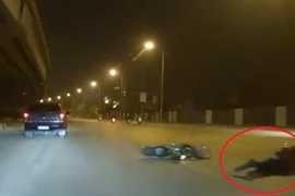 Đôi nam nữ ôm nhau ngã lăn lộn sau tai nạn vì chạy ẩu