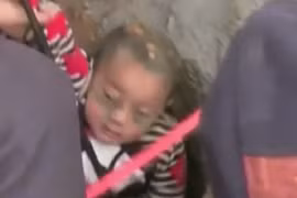 Clip giải cứu bé trai rơi xuống giếng sâu 90m