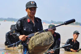 Ảnh: Cảnh sát cơ động vừa bơi sông vừa bắn súng điệu nghệ