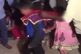 Cô dâu 5 tuổi khóc thảm thiết trong lễ cưới chú rể 11 tuổi