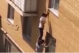 Thoát chết ngoạn mục nhờ “kim tự tháp người”