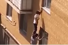 Thoát chết ngoạn mục nhờ “kim tự tháp người”