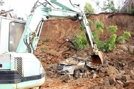 Ô tô 7 chỗ bất ngờ bị chôn vùi dưới đất đá