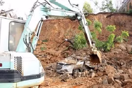 Ô tô 7 chỗ bất ngờ bị chôn vùi dưới đất đá