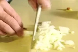 Mẹo thái hành tây nhỏ và siêu nhanh