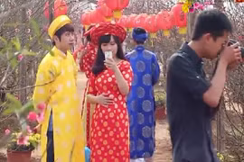 Giới trẻ diện áo dài đổ xô chụp ảnh đào Nhật Tân