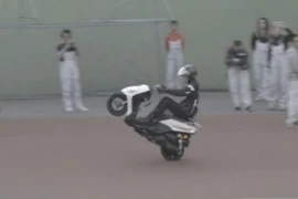 Kinh ngạc người lái mô tô bốc đầu liên tục 500km