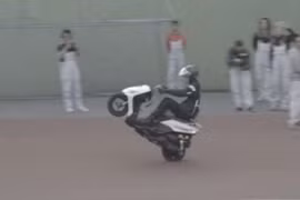 Kinh ngạc người lái mô tô bốc đầu liên tục 500km