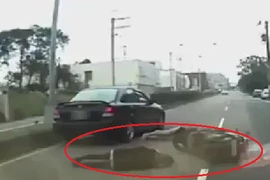 Mở cửa ô tô bất cẩn gây tai nạn kinh hoàng