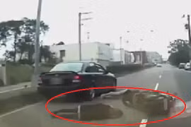 Mở cửa ô tô bất cẩn gây tai nạn kinh hoàng