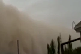 Bão cát “nuốt chửng” cả thành phố trong vài phút