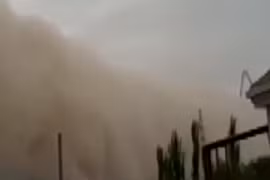 Bão cát “nuốt chửng” cả thành phố trong vài phút