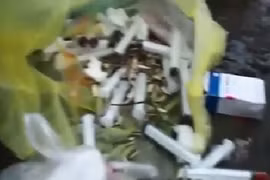 Phòng khám tư nhân vứt kim tiêm dính máu ra vỉa hè