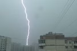 Cận cảnh tia sét khổng lồ “chém” toạc bầu trời Matxcơva