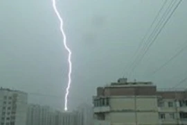 Cận cảnh tia sét khổng lồ “chém” toạc bầu trời Matxcơva