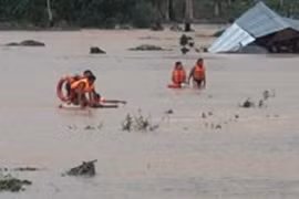 Cụ ông 73 tuổi lao xuống dòng lũ xiết cứu cô gái 19 tuổi