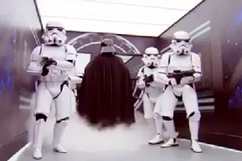 Kinh hãi người ngoài hành tinh xâm chiếm nhà vệ sinh công cộng