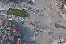 Cận cảnh giao lộ phân luồng kỳ cục nhất Hà Nội