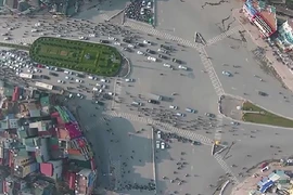 Cận cảnh giao lộ phân luồng kỳ cục nhất Hà Nội