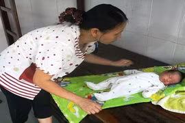 Người thân bỏ trẻ sơ sinh dưới gốc cây bồ đề