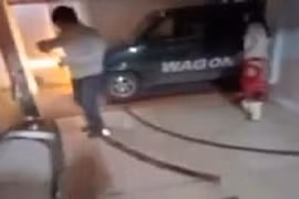 Video: Ngõ hẹp 2m, vẫn đưa ô tô vào tận nhà nhờ cách làm thông minh