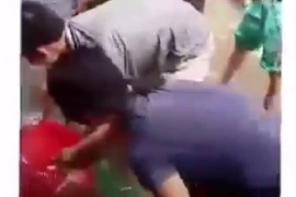 Hà Nội ngập nặng, dân hò nhau lội ra đường bắt cá khủng