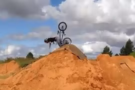 Những khoảnh khắc tai nạn hài hước khi chơi thể thao