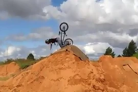 Những khoảnh khắc tai nạn hài hước khi chơi thể thao