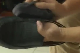 Mách bạn cách dùng thực phẩm đánh bóng giày da cực sạch